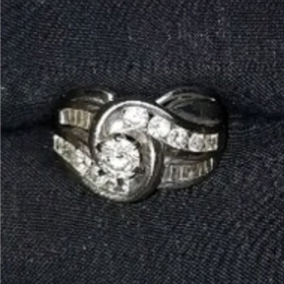 Lots of gold in this 14K Diamond Ring, size 5, from Helzberg Diamonds - Picture 3 of 8